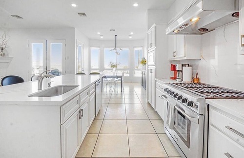 Magnesia Falls Cove House | Serene Volleyball Estate w/Majestic Views Pristine