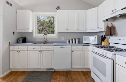 Meaford House | Serene Waterfront Escape On Private Lane