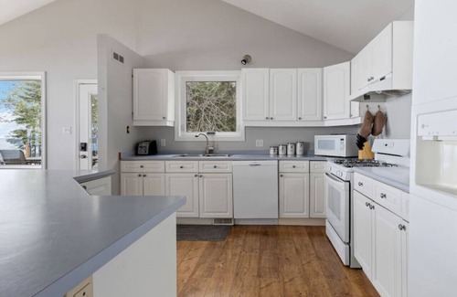 Meaford House | Serene Waterfront Escape On Private Lane