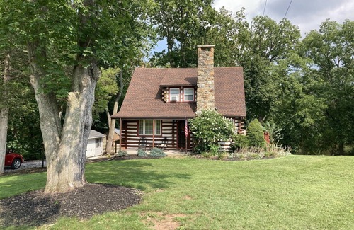 New Oxford Cottage | Serene waterfront Log cabin home close to Gettysburg Kayak, fishing and deck