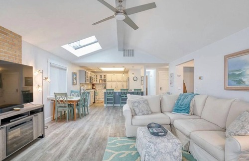 Blaine House | Serene Waterfront Retreat