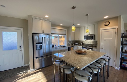 Eastsound House | Serene Waterview Retreat/Hot Tub/Private Beach &Tennis Court/Pet-Friendly