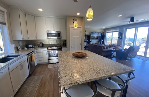 Eastsound House | Serene Waterview Retreat/Hot Tub/Private Beach &Tennis Court/Pet-Friendly