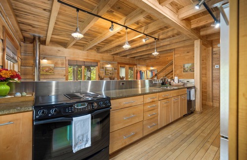 Unionville Cabin | Serene Winter Escape: Hiking Trails & A-List Amenities, Brown County & B-town