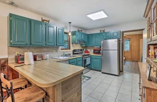 Tobyhanna Cabin | Serene Woods Retreat:Backyard Firepit Pet-Friendly