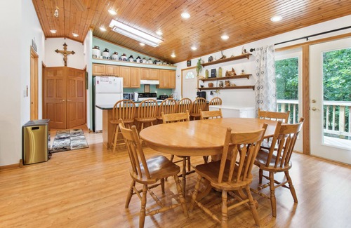 Yellville Cabin | Serene Yellville Retreat w/Hot Tub on 85 Acres
