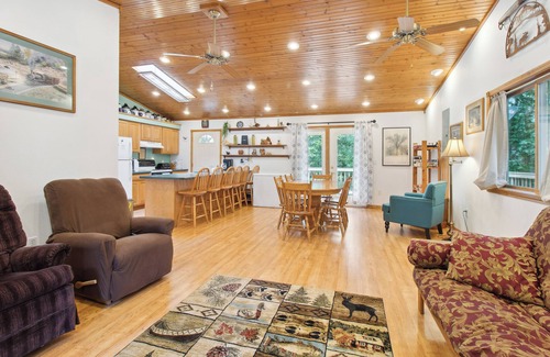 Yellville Cabin | Serene Yellville Retreat w/Hot Tub on 85 Acres