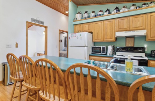 Yellville Cabin | Serene Yellville Retreat w/Hot Tub on 85 Acres