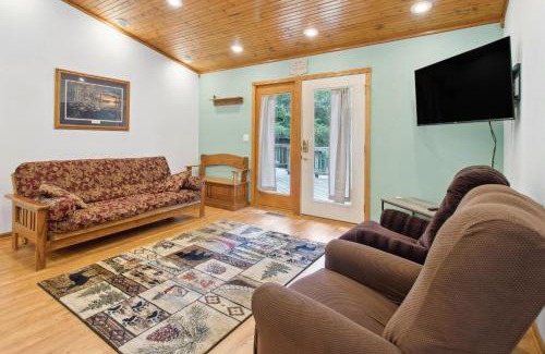 Yellville House | Serene Yellville Retreat with Hot Tub on 85 Acres