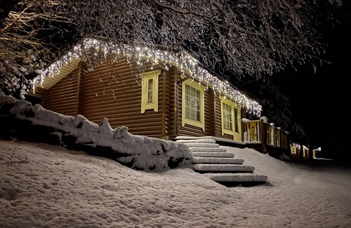 Bingley Cabin | Serenity - 5 Star - Pet Friendly - Hot Tub - Scandinavian Log Cabin