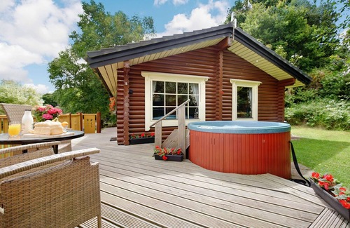 Bingley Cabin | Serenity - 5 Star - Pet Friendly - Hot Tub - Scandinavian Log Cabin