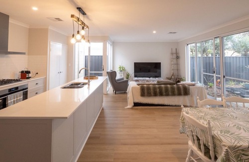 Busselton House | Serenity by the Sea - centrally located new build home