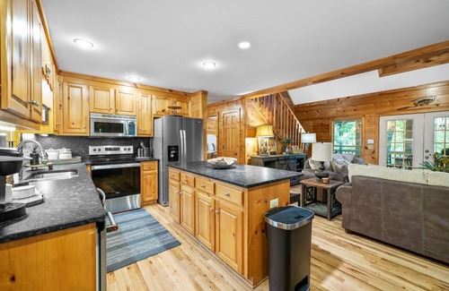 Cornelia House | Serenity Cabin, Riverfront, Fishing, Kayaking
