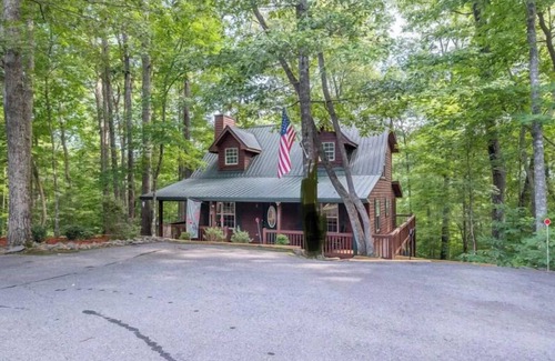 Tarheel Cabin | Serenity Cabin with Fireplace