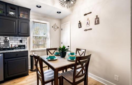 Clarksville House | Serenity Cottage 300mbps Wifi - Dog Friendly