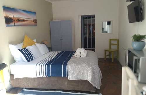 Walmer House | Serenity Cove-Beach Blue Room