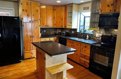 Willis Cabin | Serenity Cove Lakehouse Retreat, Indoor Pool, Gatherings,Events,Lake Conroe