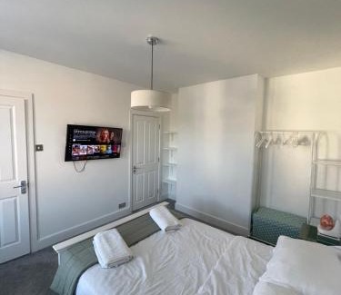 Bournemouth House | Serenity House, FREE parking, sleeps 6, plus Free stay for 2 children on sofa beds, near the beach restaurant and city centre, guests recommend it