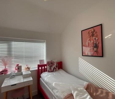 Bournemouth House | Serenity House, FREE parking, sleeps 6, plus Free stay for 2 children on sofa beds, near the beach restaurant and city centre, guests recommend it