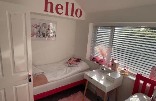 Bournemouth House | Serenity House, FREE parking, sleeps 6, plus Free stay for 2 children on sofa beds, near the beach restaurant and city centre, guests recommend it
