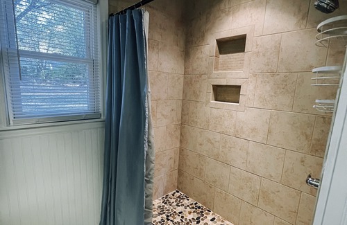 Mount Holly House | Serenity House Quite tree lined street. 10 miles from the airport. Pet friendly