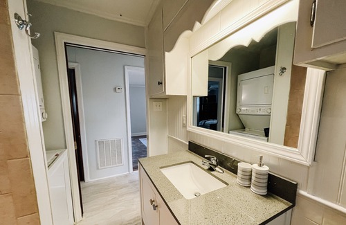 Mount Holly House | Serenity House Quite tree lined street. 10 miles from the airport. Pet friendly