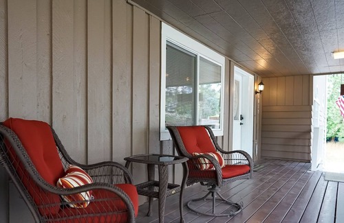 Elk House | Serenity Lodge - big house on the lake for family gatherings