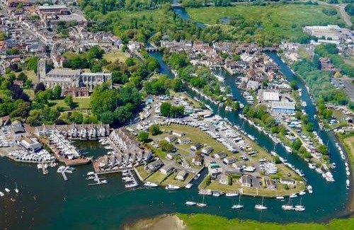 Christchurch House | Serenity Lodge, Riverside with Free Parking