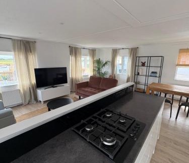 Christchurch House | Serenity Lodge, Riverside with Free Parking