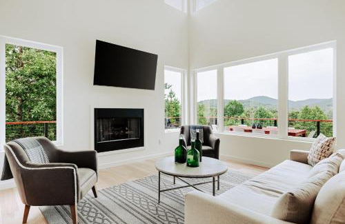Young Harris House | Serenity Now 4br Fall Retreat Deck Fireplace
