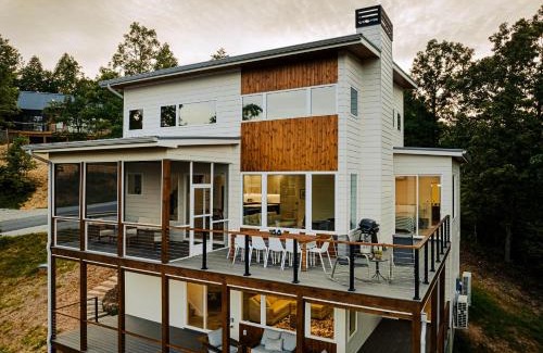 Young Harris House | Serenity Now 4br Fall Retreat Deck Fireplace