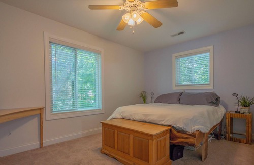 Southmont House | Serenity Now at the Lake! Mountain feel while enjoying the lake!