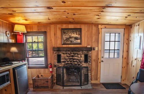 Lincoln Cabin | Serenity Peaks: Discover Cathedral Ledge at the Pemi Cabins!