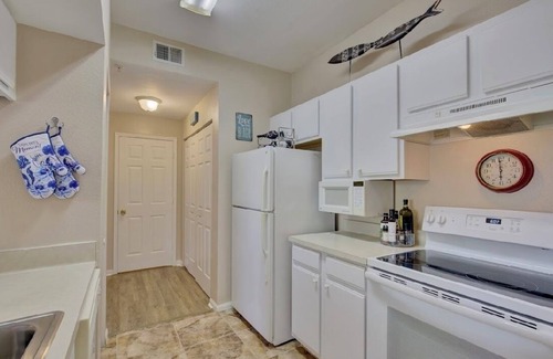 Clearwater Condo | Serenity Pool Side Cozy 1-bedroom condo in lovely Clearwater - AC; fitness room