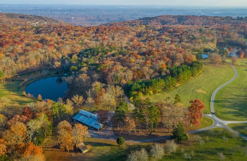 Signal Mountain Cabin | Serenity`s Cabin | 100 y/o Cabin in the Mtns| Walking trails + Ponds