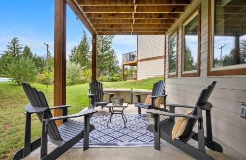 East Kootenay House | Serenity Shores, Mins to Lake, King Bed, 10 Guests