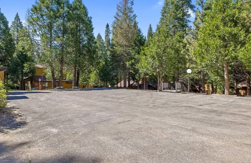 Shaver Lake House | Serenity Townhouse: Mountain Views, Pool &Hot Tub