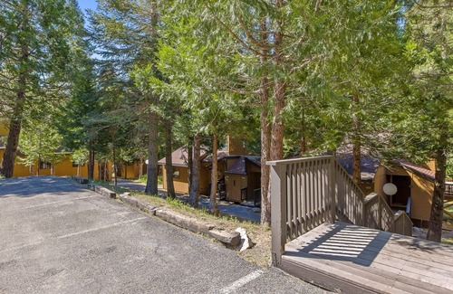 Shaver Lake House | Serenity Townhouse: Mountain Views, Pool &Hot Tub