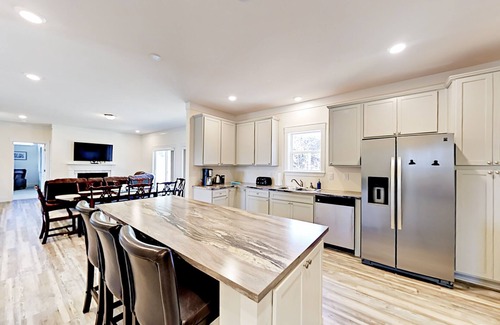 Weaverville House | Serenity Views Comfort - Sunsets, King Suite, Chef's Kitchen, Fireplace, Dogs!