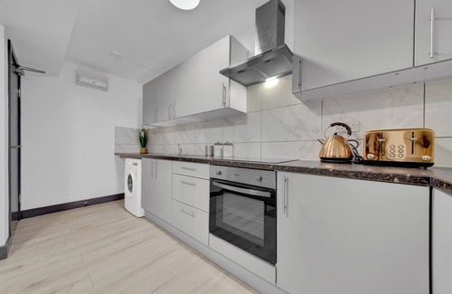 London Borough of Hounslow Apartment | Serviced Ensuite Studio in Feltham London Heathrow