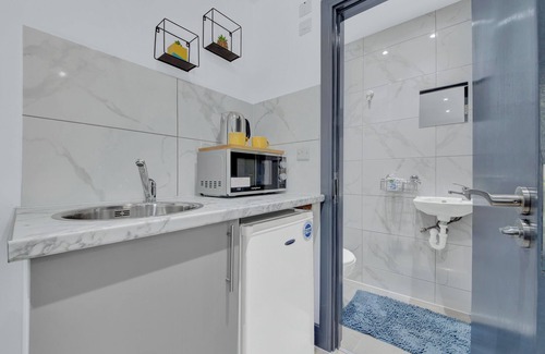 London Borough of Hounslow Apartment | Serviced Ensuite Studio in Feltham London Heathrow