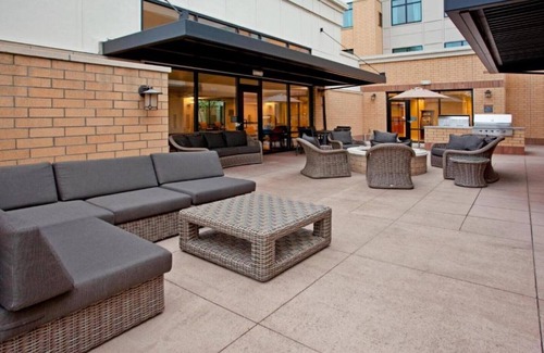Portland House | Settle in at our hotel near PDX Airport