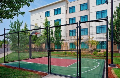 Portland House | Settle in at our hotel near PDX Airport