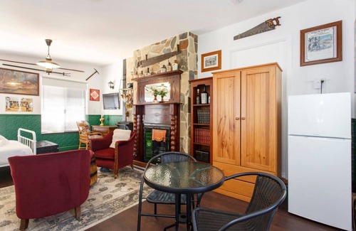 Hamilton Hill Cottage | Settlers Cottage - one bedroom studio