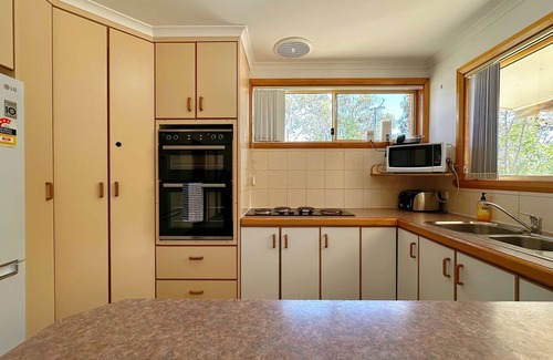 Seven Mile Beach Apartment | Seven Mile Escape House B - Close to Airport