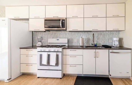 Northwest Point Condo | Seven Mile View #4 - 2 BR Oceanfront Condo & Pool