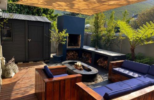 Hermanus House | Seven on Flora- Hot Tub, Modern with amazing outside area