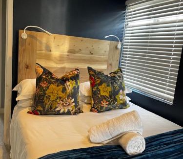 Hermanus House | Seven on Flora- Hot Tub, Modern with amazing outside area