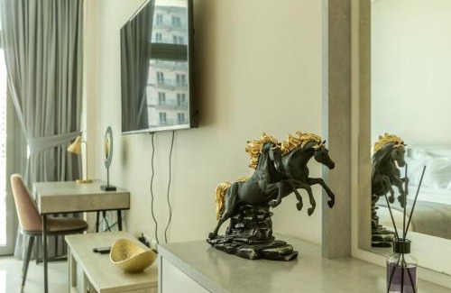 Madinat Zayed Apartment | Seven Palm Studio Atlatis View