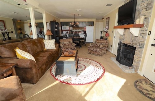 Seven Springs Condo | Seven Springs 1 Bedroom Premium Condo, Walking Distance to Slopes by RedAwning - Save 10% on 3 Nights, 15% on 5 Nights!